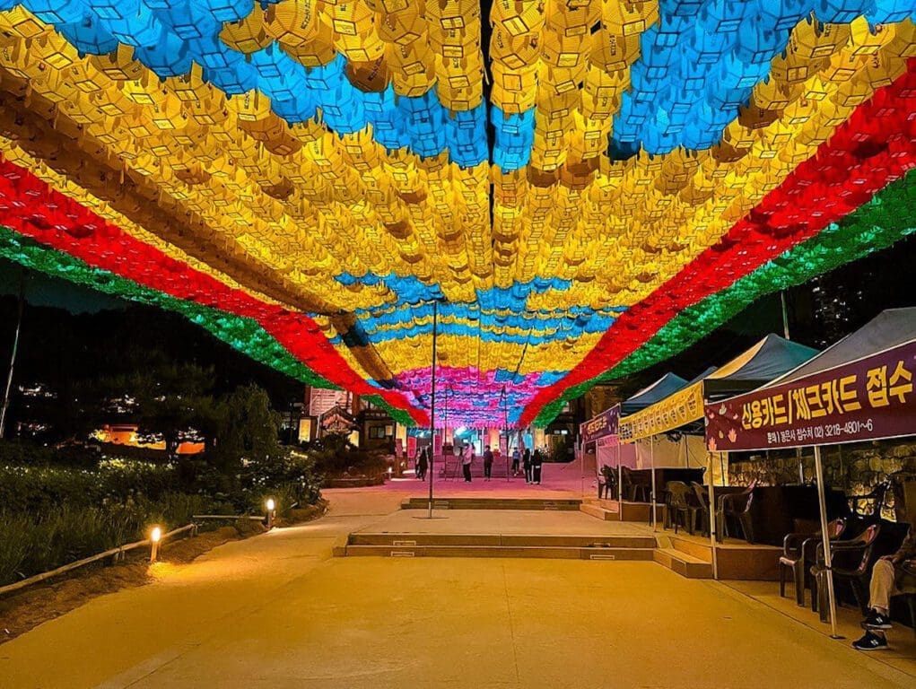 Starfield COEX Mall Guide: 12 Best Things to Do + Navigation Hacks 26 glowing lanterns at bongeunsa temple during the Lotus Lantern Festival in Seoul