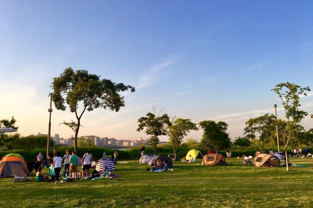 Tents and picnics at Banpo Hangang Park in September