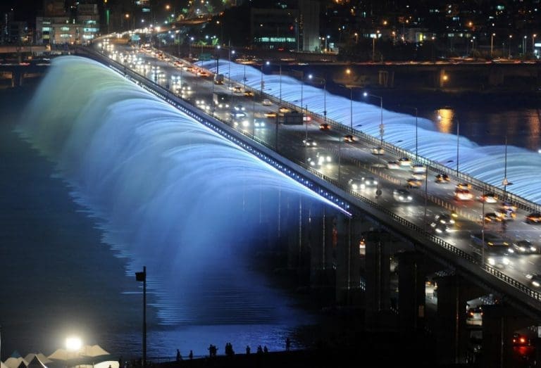 banpo bridge rainbow fountain at night