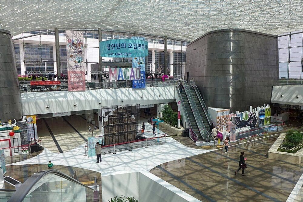 Starfield COEX Mall Guide: 12 Best Things to Do + Navigation Hacks 2 interior of starfield coex mall