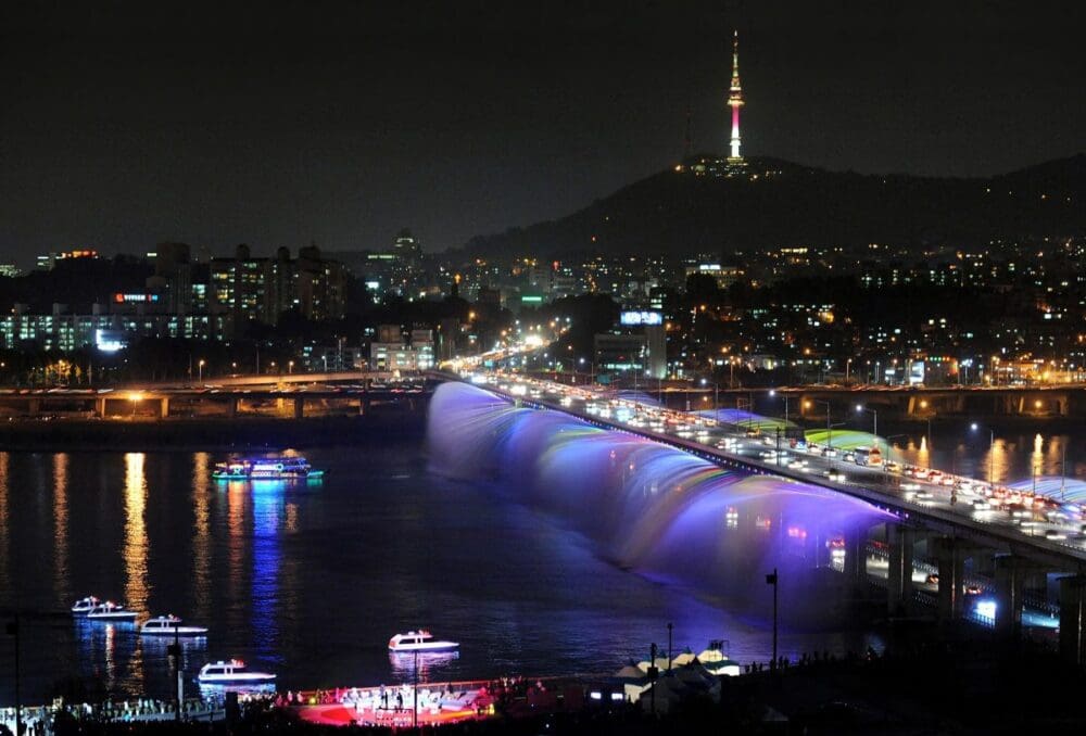 Seoul at Night | 29 Amazing Things for Insomniacs to do After Dark 32 banpo bridge rainbow fountain at night