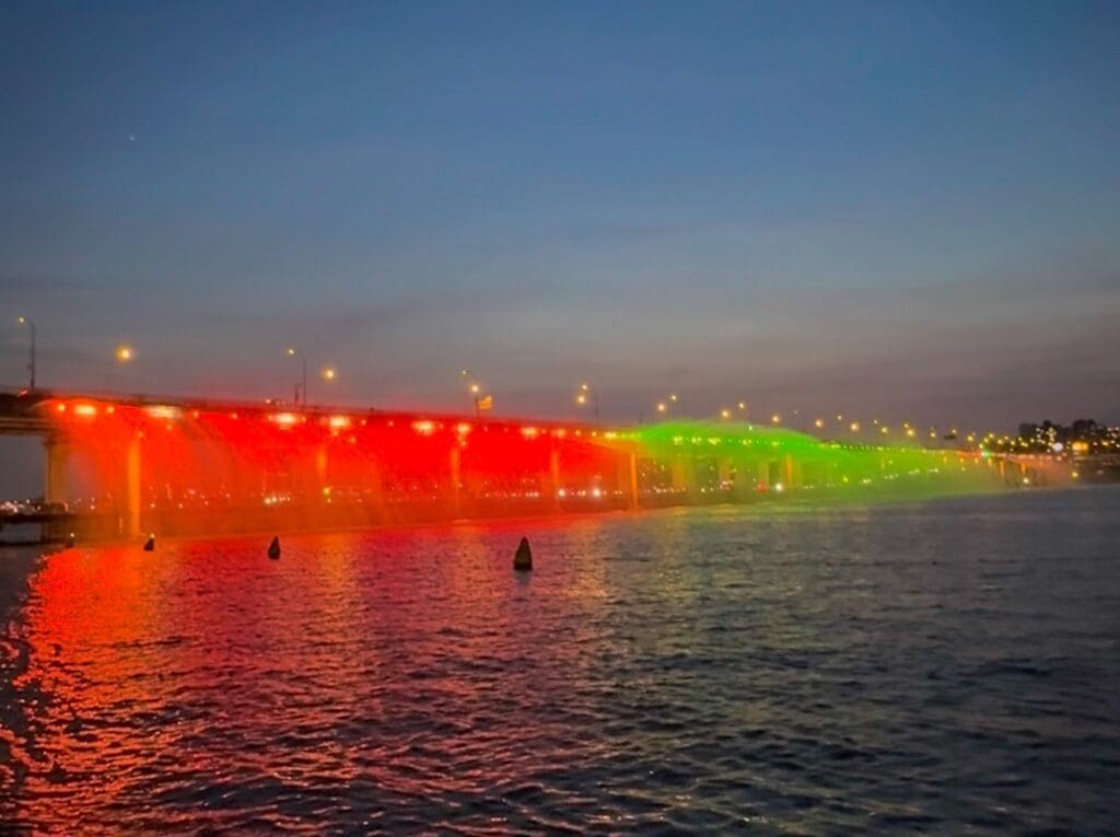 banpo bridge moonlight rainbow fountain