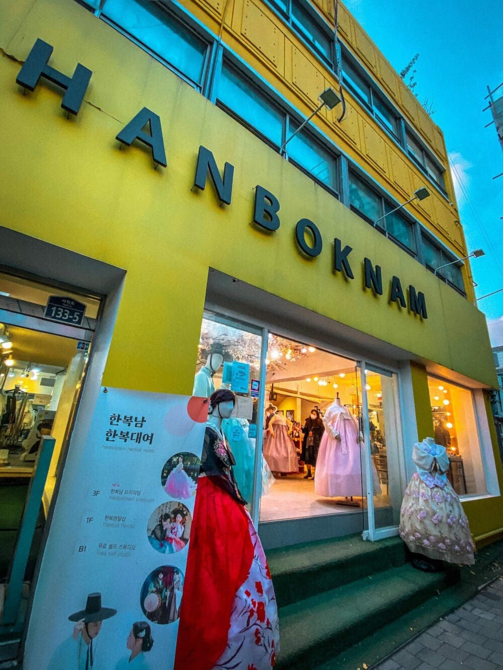 renting a hanbok in seoul at hanboknam in gyeongbokgung