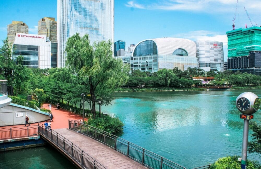 east seokchon lake