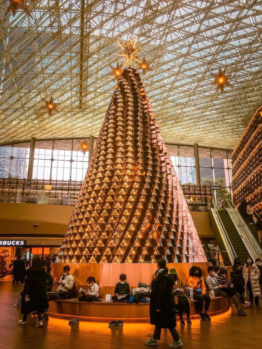 Christmas in Seoul 2026 | The 26 Best Festive Things to Do in Seoul for Christmas 4 christmas in seoul | christmas tree at starfield library in coex mall