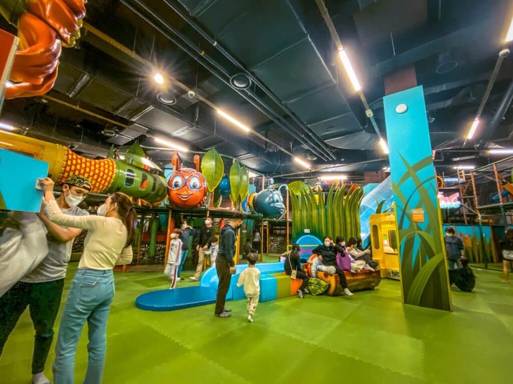 76 Delightful Things to do on a Rainy Day in Seoul (+ Heat and Pollution too!) 46 kids playing at a kids cafe in korea on a rainy day