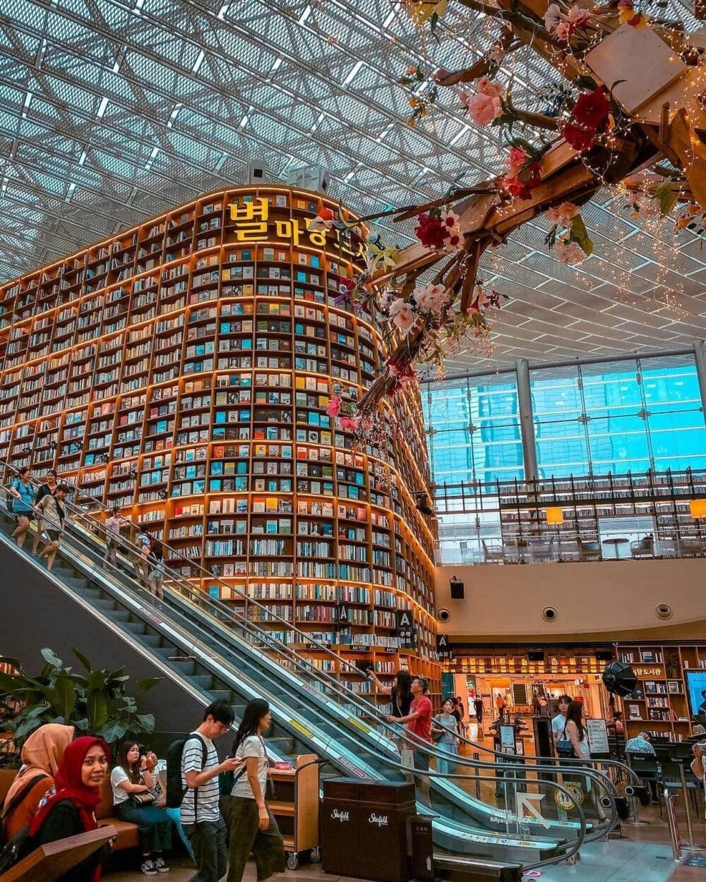 76 Delightful Things to do on a Rainy Day in Seoul (+ Heat and Pollution too!) 20 indoor attractions in seoul | starfield library