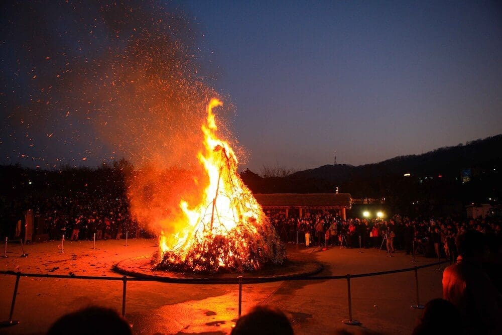 Jeongwol Daeboreum Fire Festival | 7 Places to Celebrate the Great Full Moon in South Korea 11 jeongwol daeboreum at namsangol hanok village | Daljip Taeugi