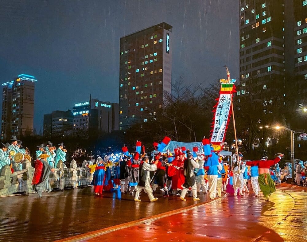 Jeongwol Daeboreum Fire Festival | 7 Places to Celebrate the Great Full Moon in South Korea 12 jeongwol daeboreum at seokchon lake