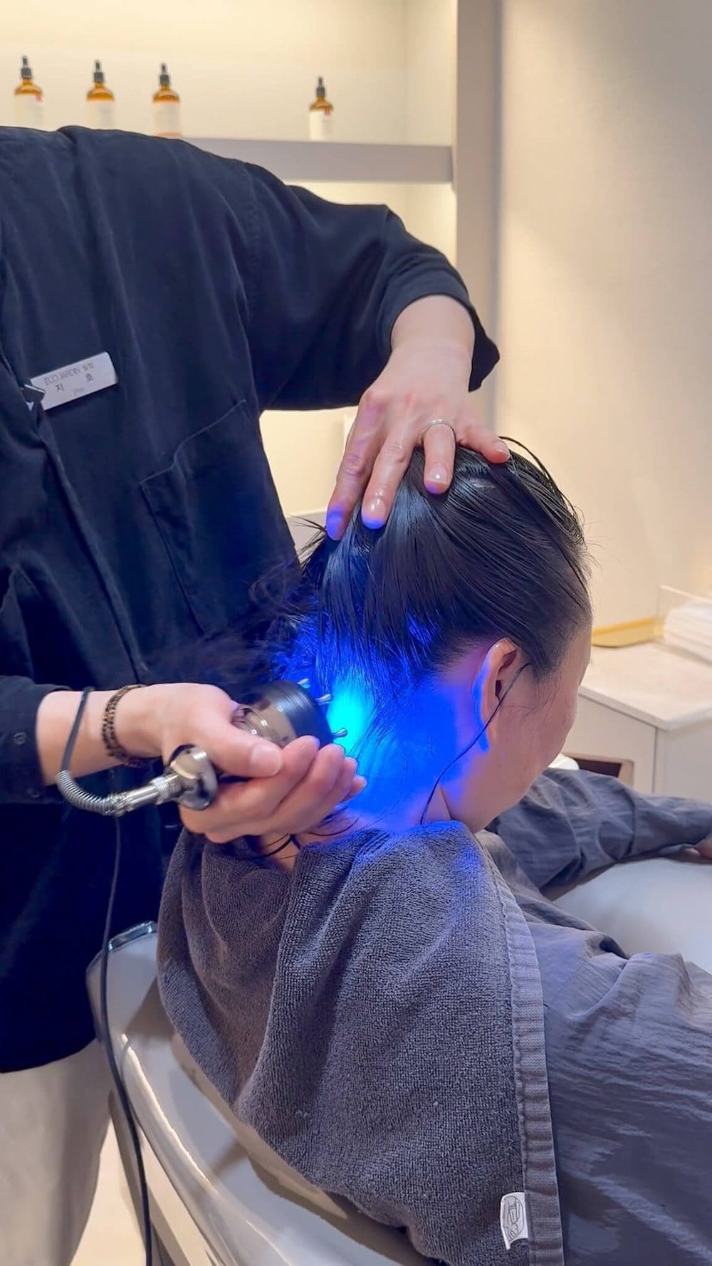 The Luxurious 18-Step Korean Head Spa at Eco Jardin in Seoul | Personal Experience & Review 18 galvanic sealing brush during korean scalp treatment