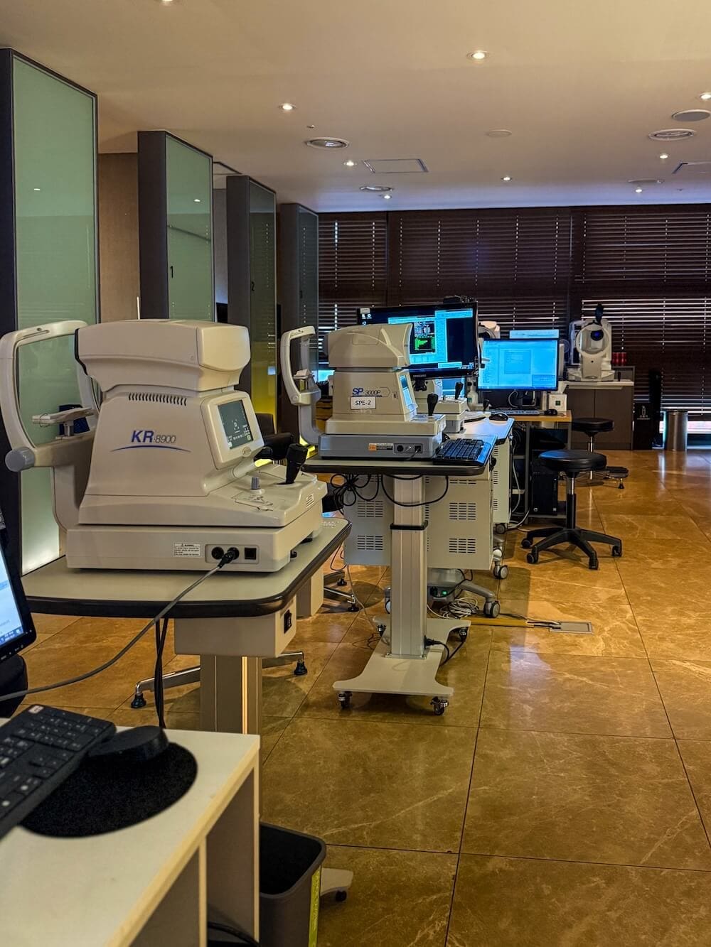diagnostic equipment at bright eye clinic in seoul