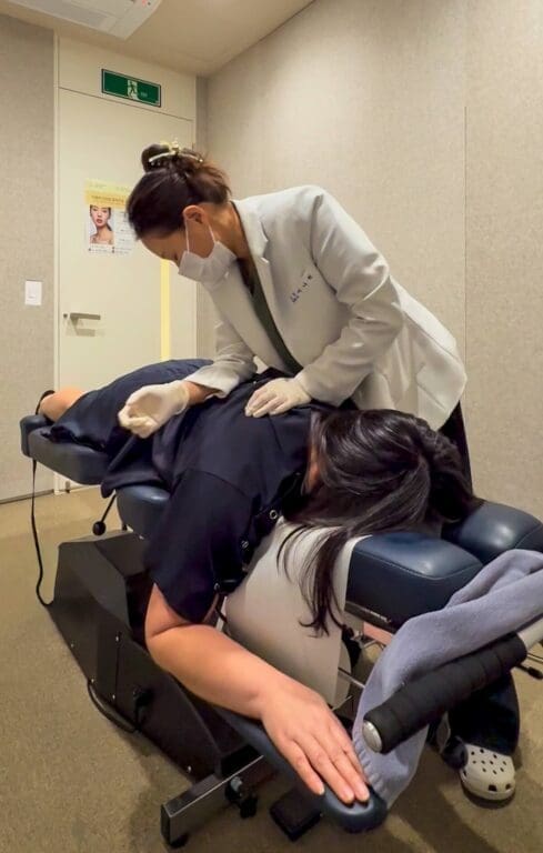 chuna manual therapy treatment for buffalo hump at duna clinic in seoul